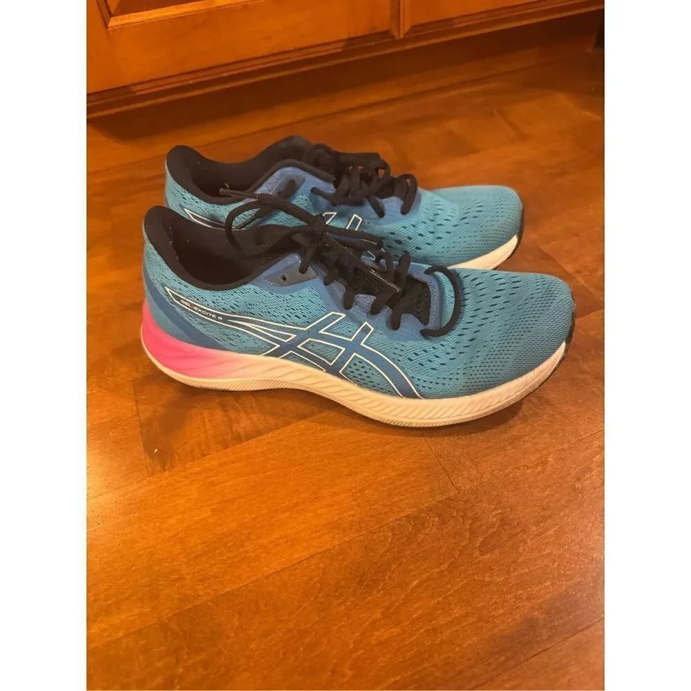 Woman’s asics Gel excite 8 size 9 sneakers